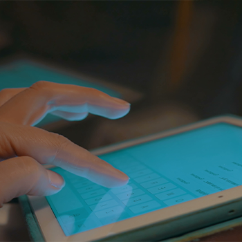 hand view of a person on his ipad